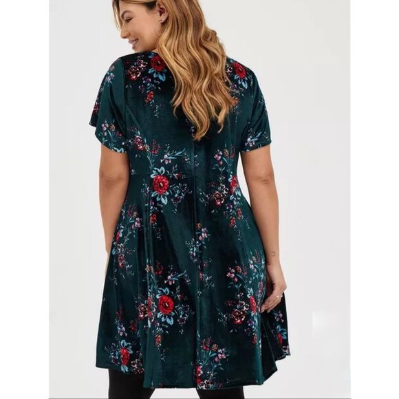 Torrid Women’s 1X Mini Velvet Skater Dress Green Floral V-Neck A-Line Winter - Picture 2 of 8